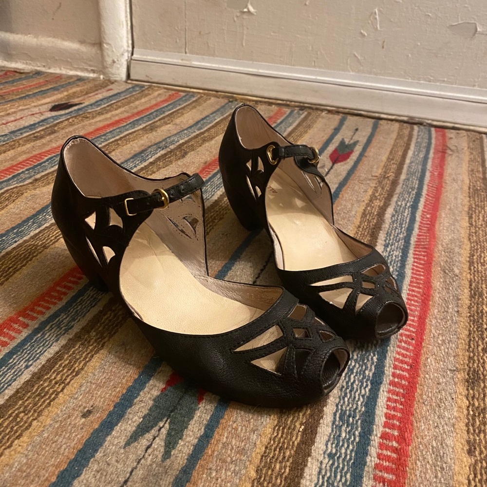 Peep-toe kitten heels
